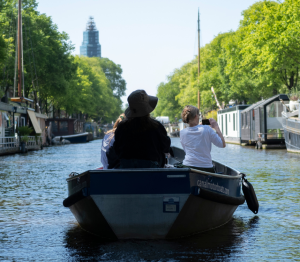 Mensen varen in boot Canal Motor Boats in Amsterdam