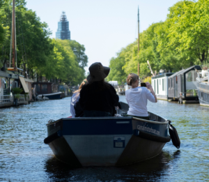 Mensen varen in boot Canal Motor Boats in Amsterdam