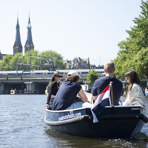 Mensen varen in boot Canal Motor Boats in Amsterdam