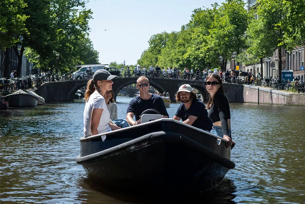 Alquila un barco en el centro de Ámsterdam