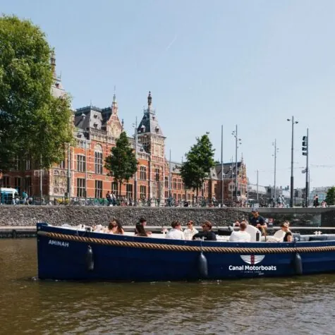 Een rondvaart door de grachten van Amsterdam op een zonnige dag