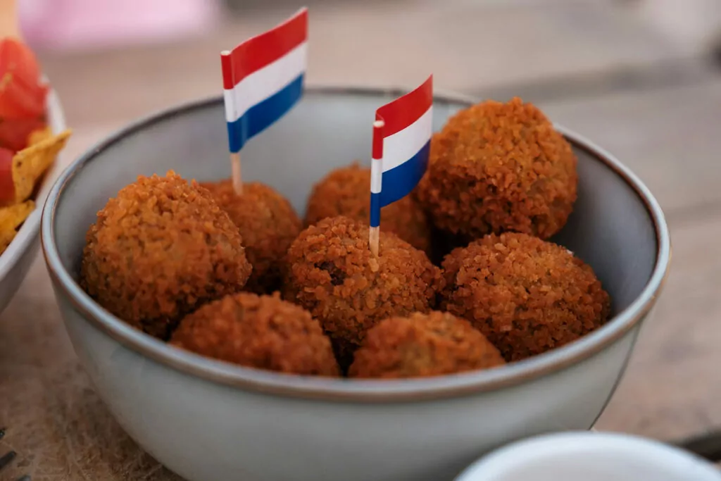 Privé boot met bittergarnituur, drinken en schipper