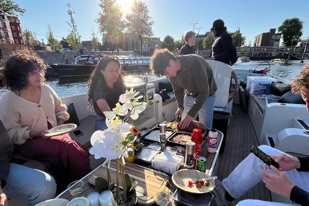 Privé boot met BBQ, drinken en schipper