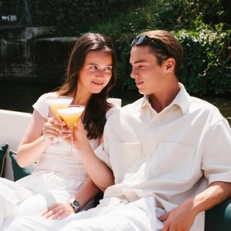 Een jong stel geniet van een moment aan boord van de cocktail boot