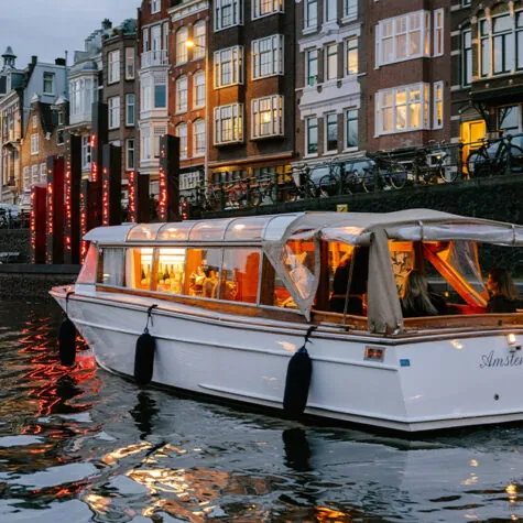 alquilar un barco cubierto en Ámsterdam