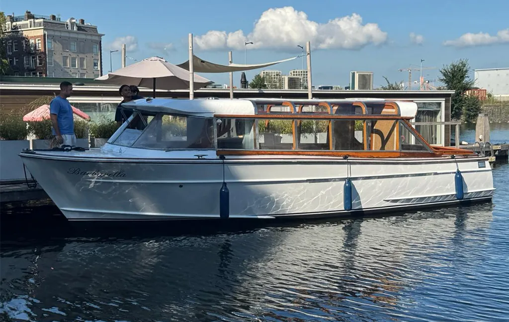 barbarella salonboot canal motorboats