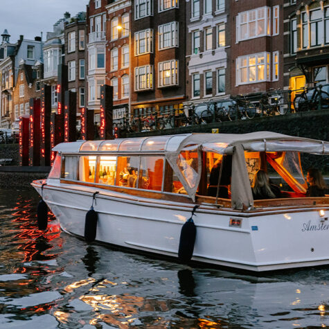 louer un bateau couvert à Amsterdam