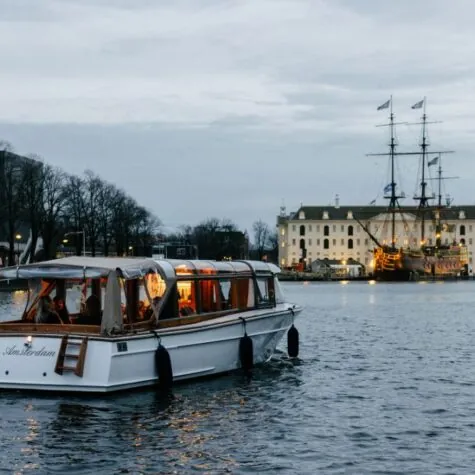 De vintage salonboot Barbarella vaart richting het National Maritime Museum.