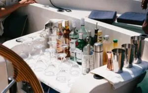 Een rij cocktailingrediënten aan boord van de cocktailcruise