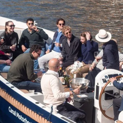 Een groep vrienden viert de kaas- en wijncruise