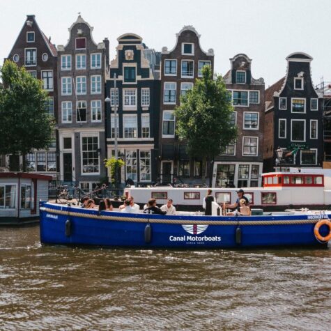 Een rondvaart langs de beroemde dansende huizen