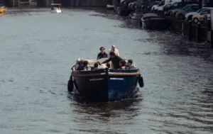 Een rondvaart door de grachten van Amsterdam op een zonnige dag