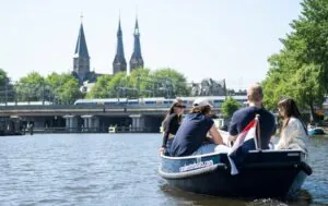 Een groep vrienden die in de zomer een zelf varen boot