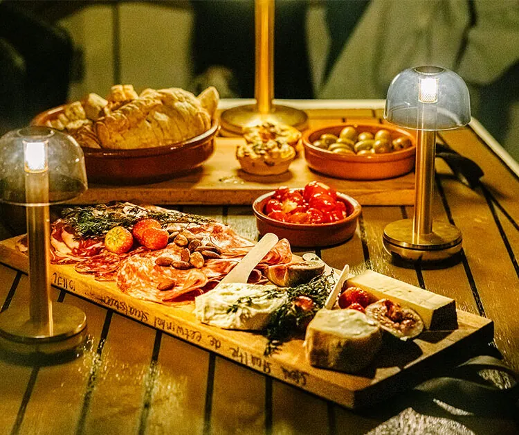 boot met tapas huren in amsterdam