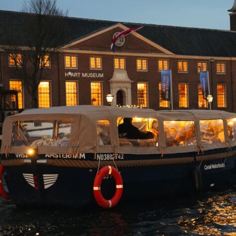 Een rondvaart staat voor het museum