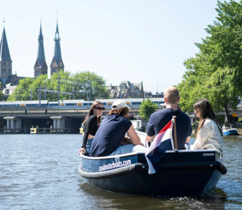 Mensen varen in boot Canal Motor Boats in Amsterdam