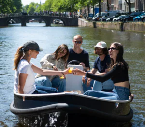 Mensen proosten in bootje op grachten in Amsterdam