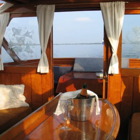 Het houten interieur van de Barbarella-salonboot