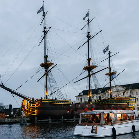 The salon boat passing by the National Maritime Museum